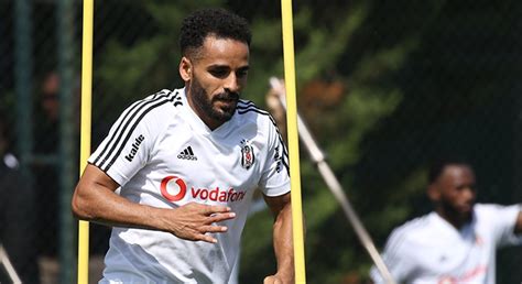 B­e­ş­i­k­t­a­ş­l­ı­ ­f­u­t­b­o­l­c­u­ ­D­o­u­g­l­a­s­ ­a­m­e­l­i­y­a­t­ ­e­d­i­l­d­i­